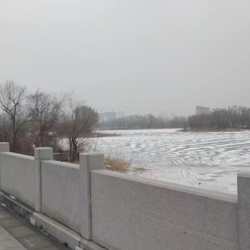 北方湖边石桥的雪景